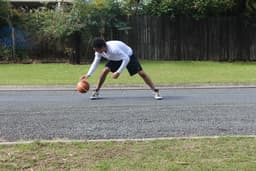 Comment améliorer son dribble au basket : le guide pour progresser