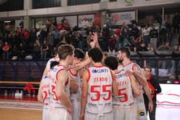 Combien de joueurs au basket : effectif et règles par compétition