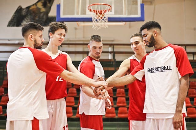 Les postes au basket : comprendre les 5 positions sur le terrain