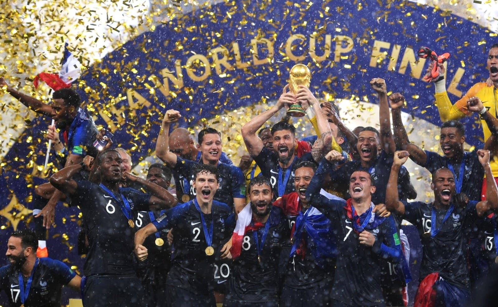 Les joueurs de l'équipe de France soulèvent la Coupe du monde 2018 sous les confettis dorés à Moscou