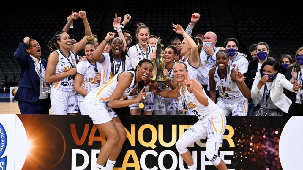 Karim Diop ici à gauche qui célèbre la victoire de Lattes-Montpellier en Coupe de France. (Photo Bellenger/is/FFBB)