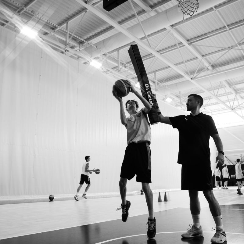 Notre ballon de basket Smousse Ball est idéal pour t'entraîner